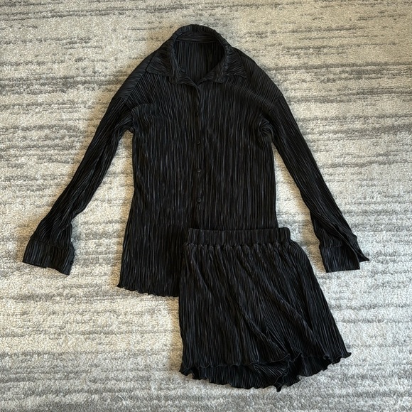 Black pleated silky top and shorts set - Picture 2 of 4